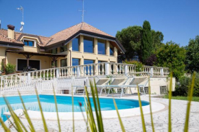 Villa Rolls - Porzione di Villa con piscina,giardino e parcheggi Riccione